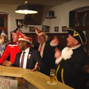 Auszug aus dem Musikvideo: Der selbsternannte „Zapfhahn-Aktivist“ Till Quitmann klebt sich am Tresen fest.