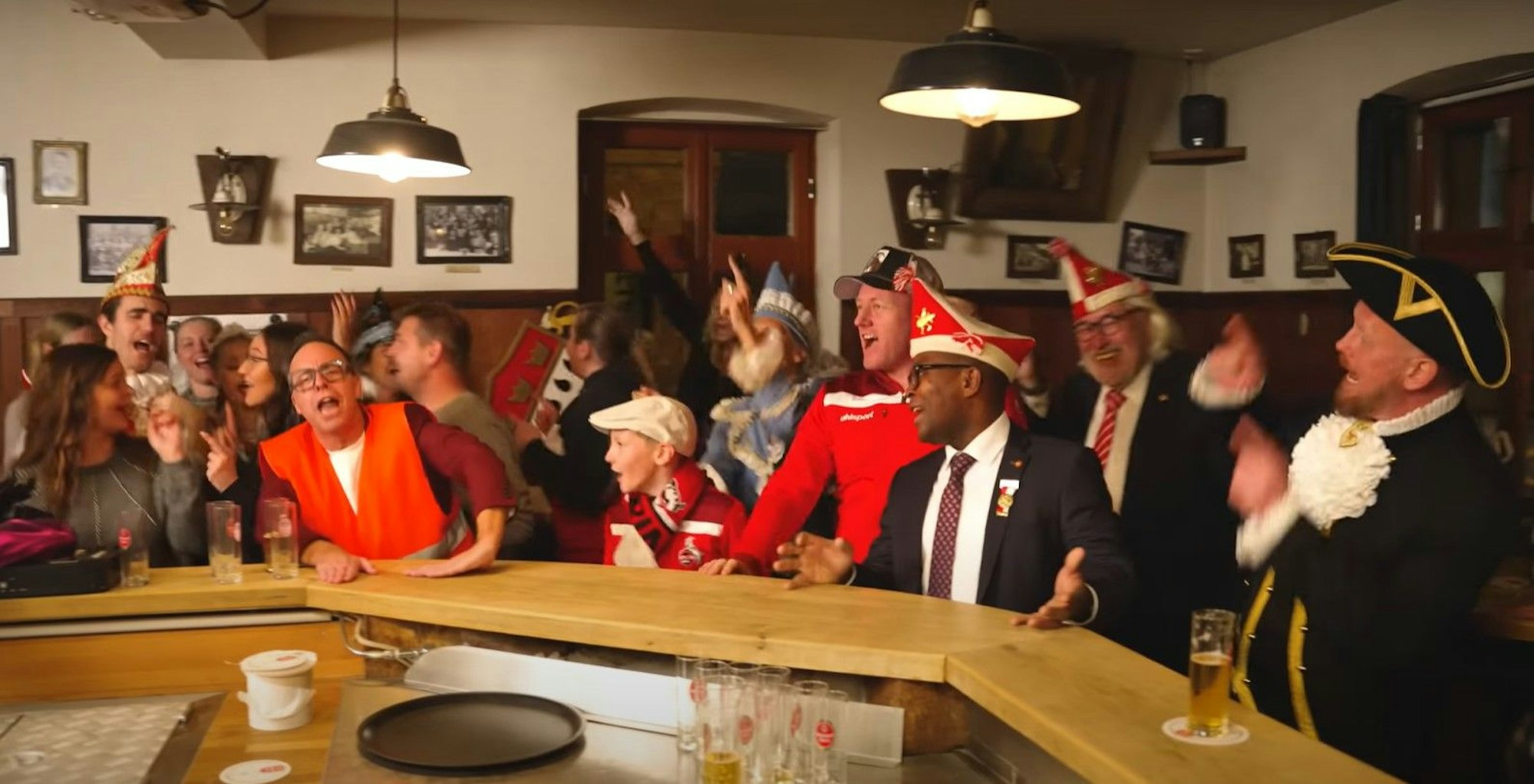 Auszug aus dem Musikvideo: Der selbsternannte „Zapfhahn-Aktivist“ Till Quitmann klebt sich am Tresen fest.