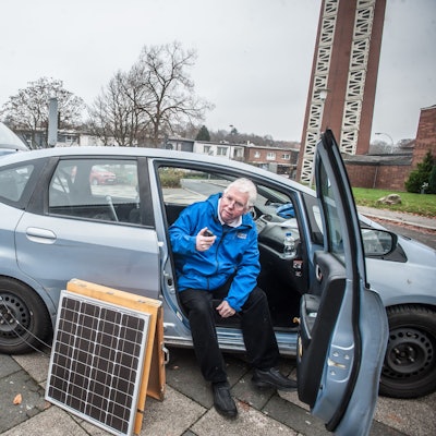 Zur Not könnte er von hier wochenlang funken: Roland Wegner steht in Alkenrath auf dem Graf-Galen-Platz.
