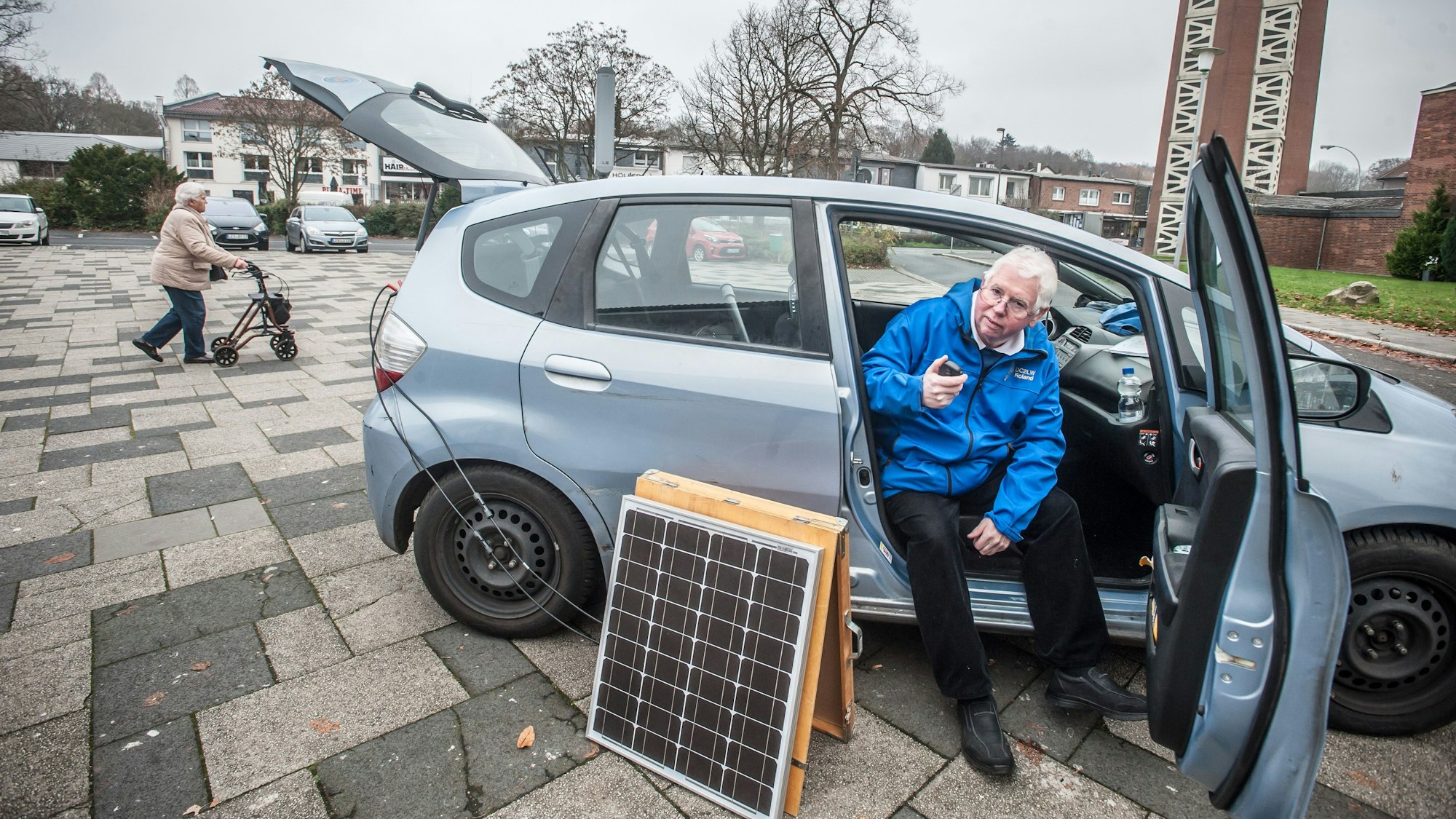 Zur Not könnte er von hier wochenlang funken: Roland Wegner steht in Alkenrath auf dem Graf-Galen-Platz.