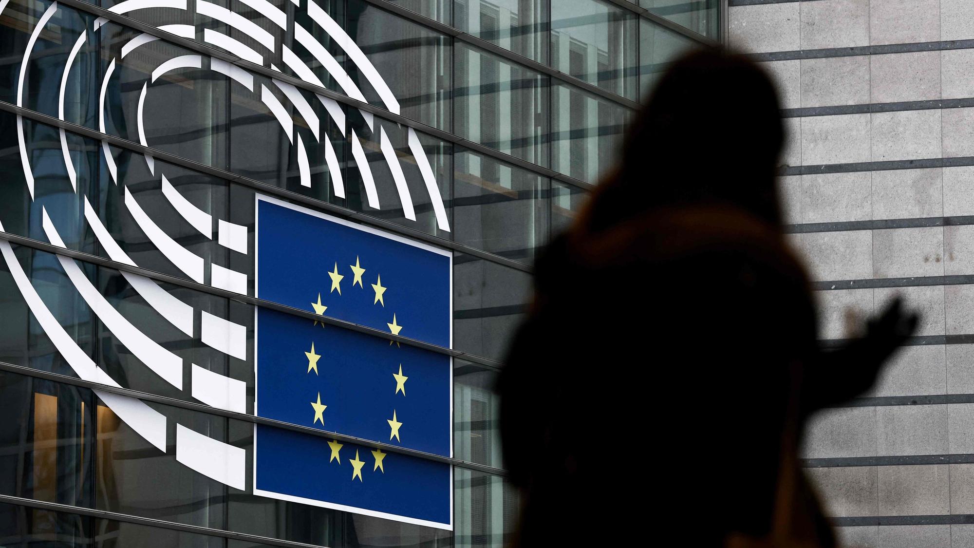 Eine Frau geht vor dem Europäischen Parlament in Brüssel her.