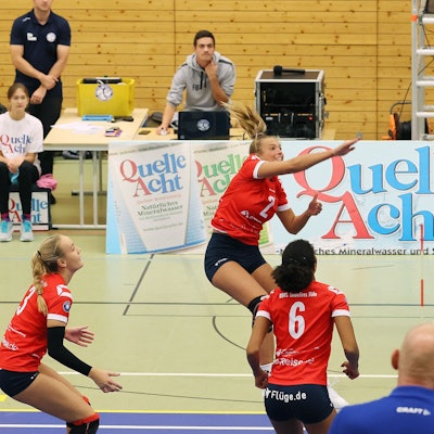 Eine Volleyballspielerin versucht, mit einem Schmetterschlag am gegnerischen Block vorbeizukommen.