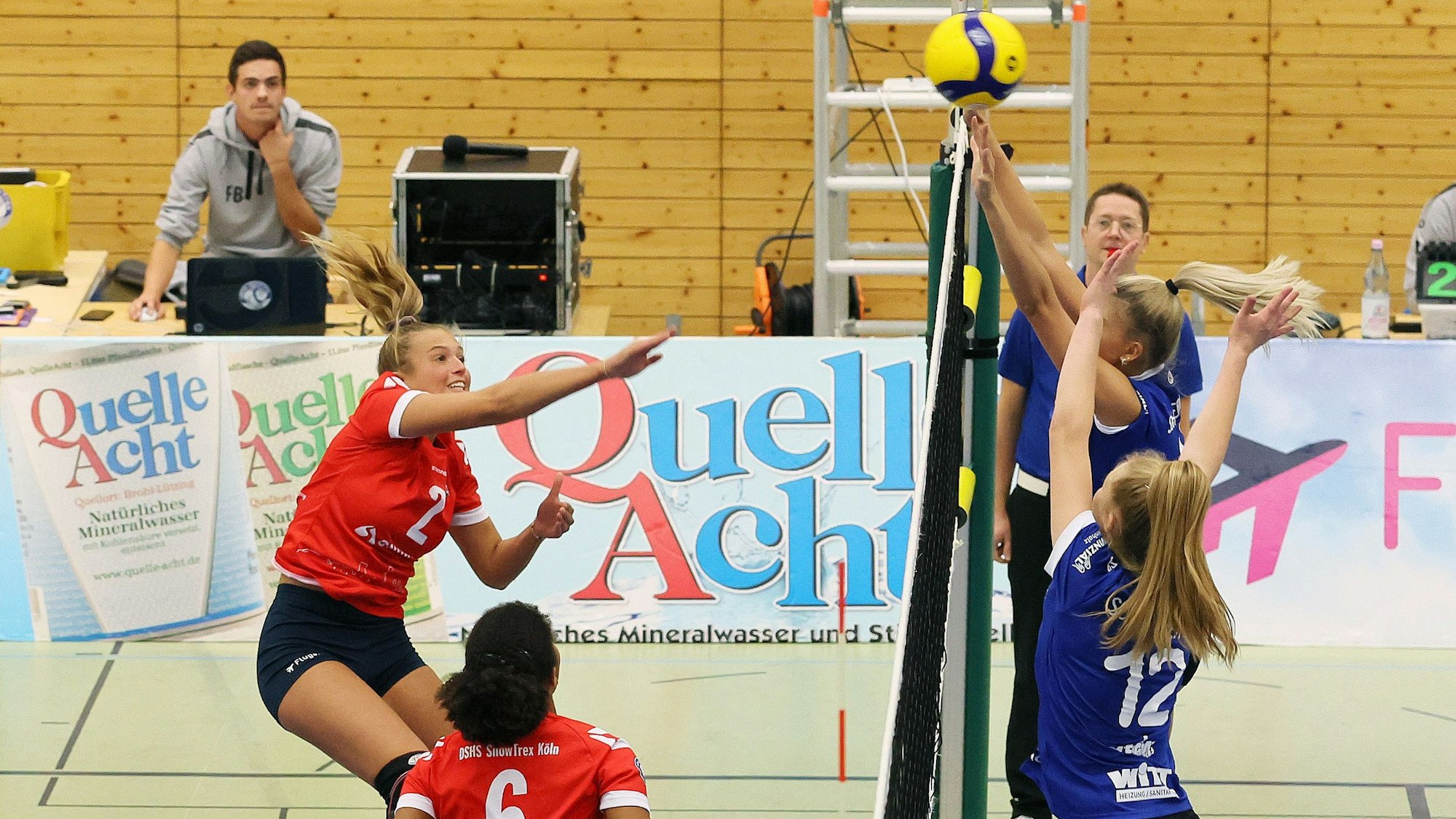 Eine Volleyballspielerin versucht, mit einem Schmetterschlag am gegnerischen Block vorbeizukommen.