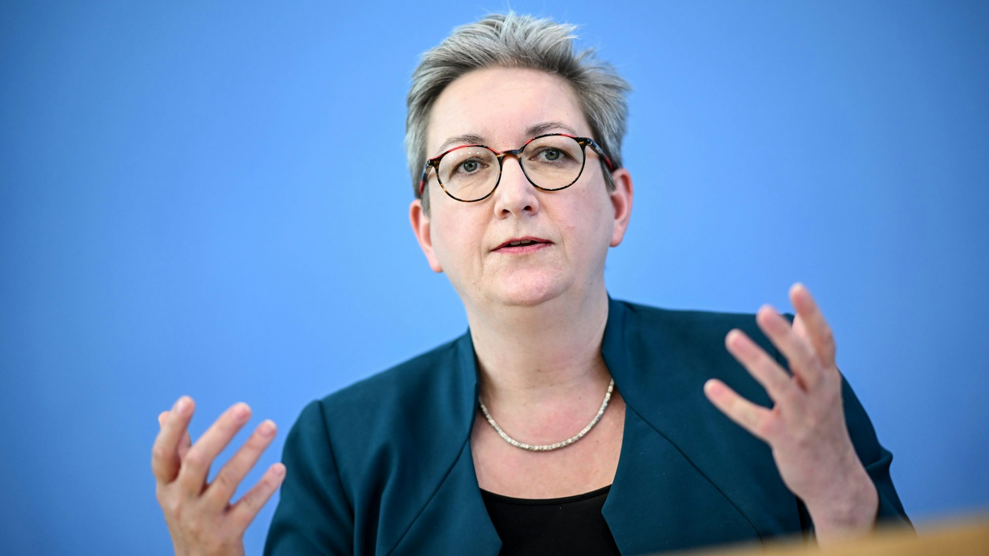 Bundesbauministerin Klara Geywitz am Rednerpult.