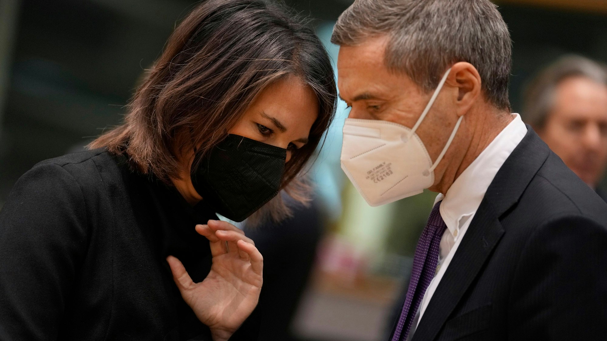 12.12.2022, Belgien, Brüssel: Die deutsche Außenministerin Annalena Baerbock (Grüne) (l) spricht mit einem Mitglied der Delegation während eines Treffens der EU-Außenminister im Gebäude des Europäischen Rates in Brüssel.