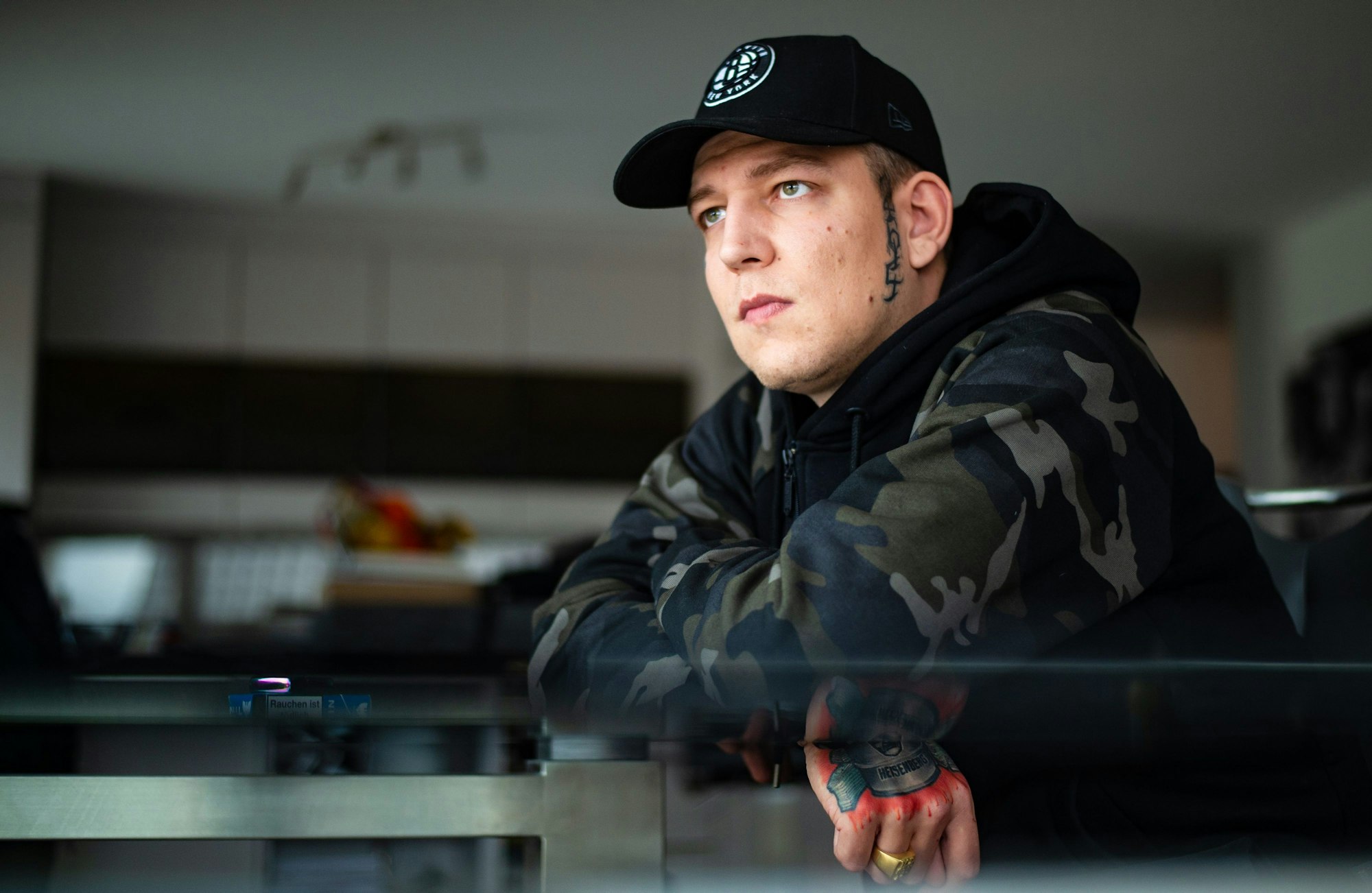 Marcel Eris, bekannt als „MontanaBlack“, spricht bei einem Interview in seiner Wohnung.