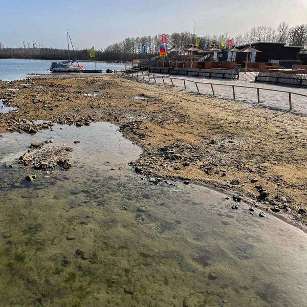 Das Seeufer des Zülpicher Sees. Das Wasser steht einige Meter von der eigentlichen Brüstung entfernt, was zeigt, wie stark der Spiegel des Sees sinkt.