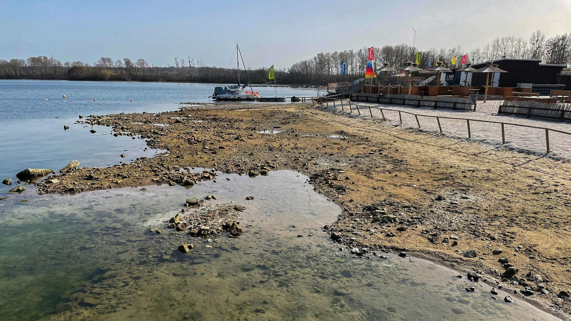 Das Seeufer des Zülpicher Sees. Das Wasser steht einige Meter von der eigentlichen Brüstung entfernt, was zeigt, wie stark der Spiegel des Sees sinkt.