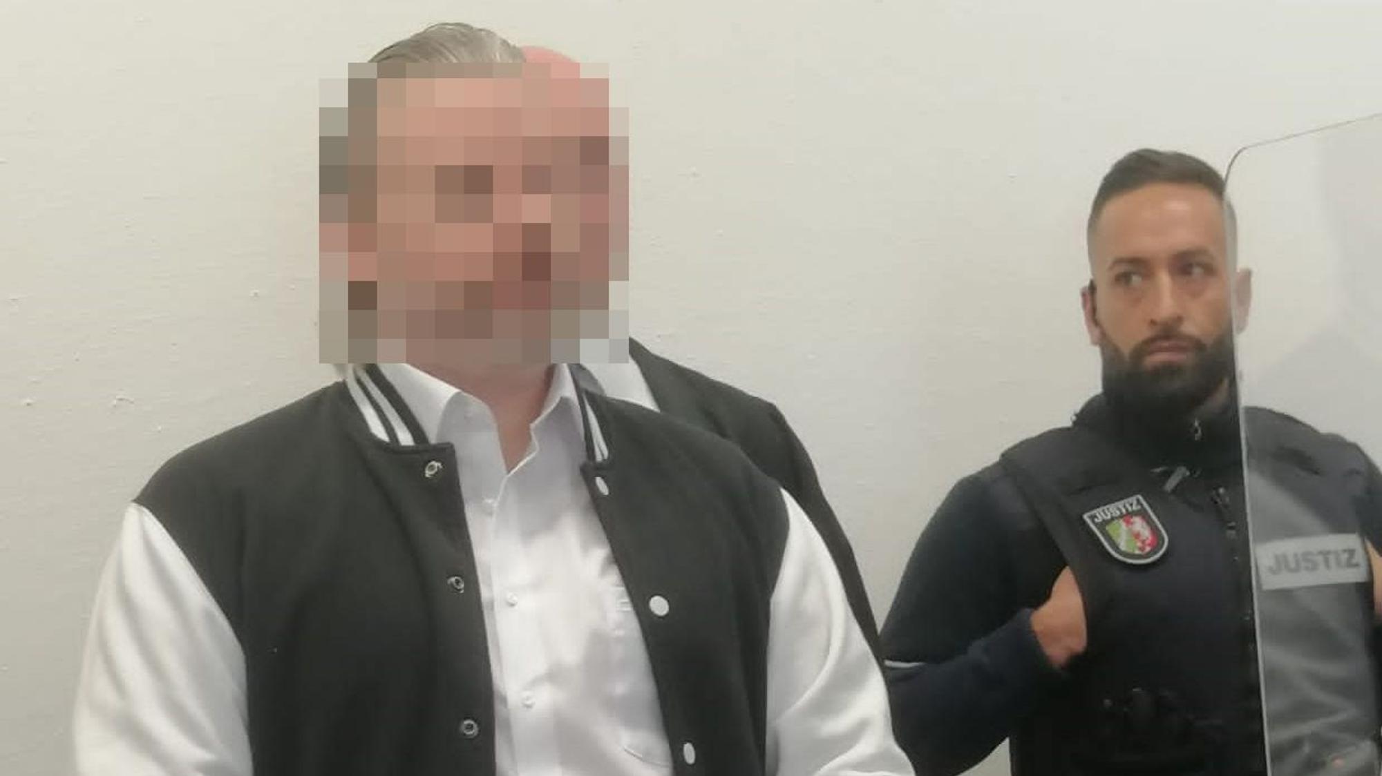 Das Foto zeigt den wegen zweifachen Mordes Verurteilten beim Prozessauftakt im September 2022.