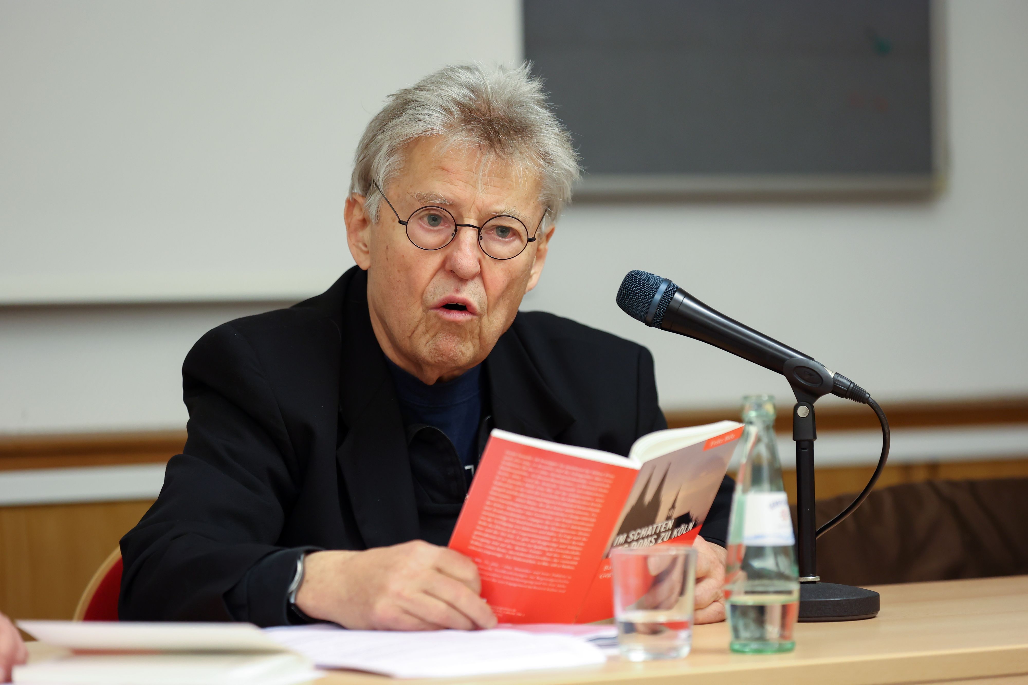 Fritz Bilz während der Buchvorstellung im DGB-Haus.