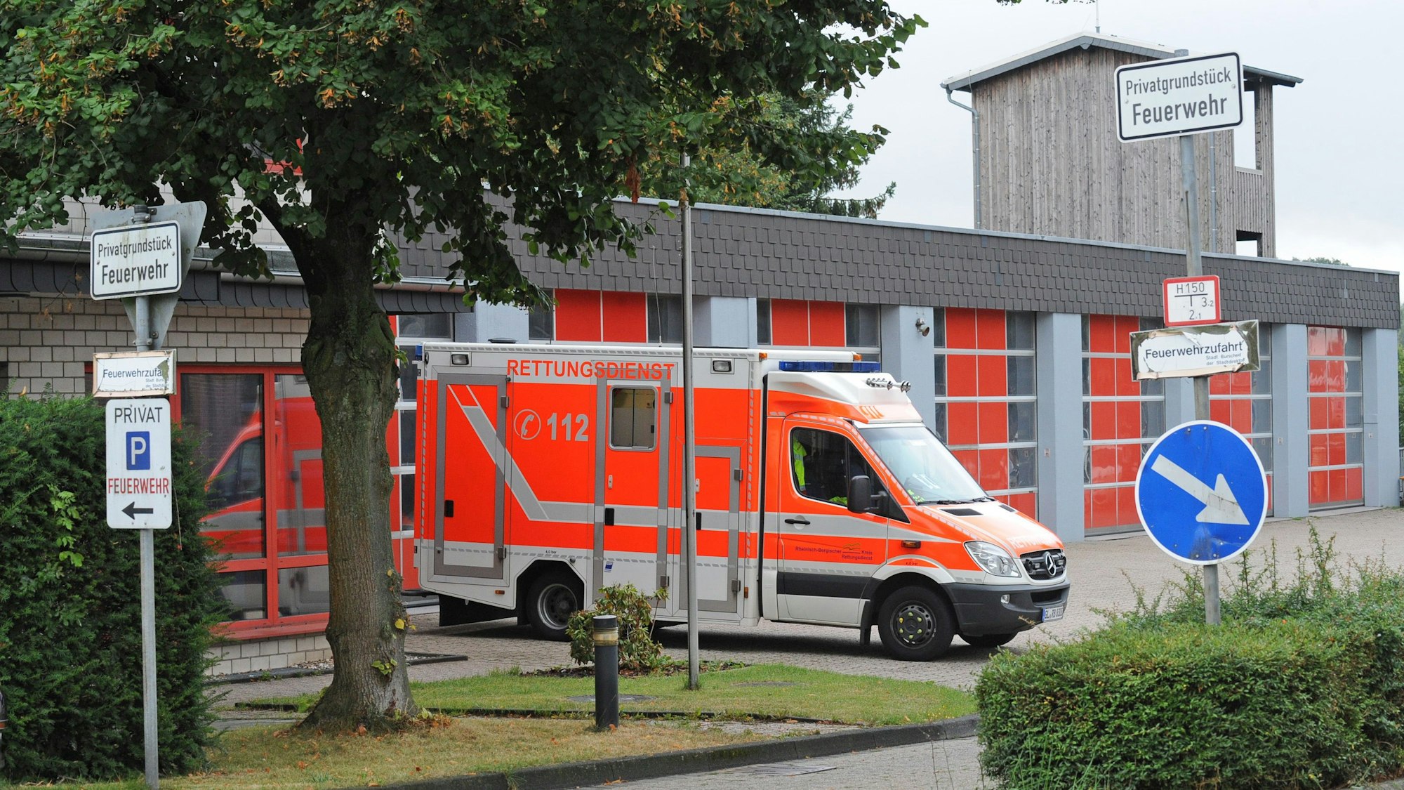Ein Rettungswagen steht vor der Burscheider Feuerwache in der Bürgermeister-Schmidt-Straße