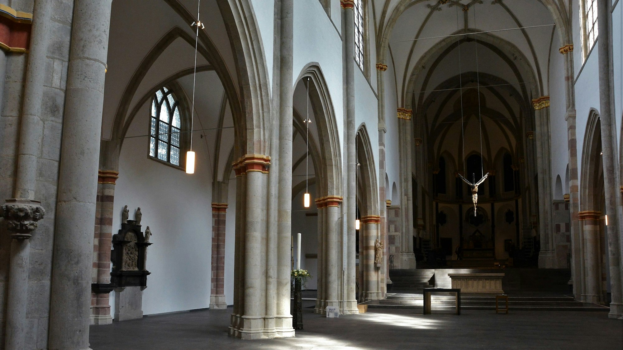 Innenraum einer Kirche in Köln.