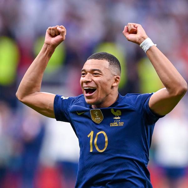 Der Franzose Kylian Mbappé freut sich nach dem Viertelfanal-Erfolg seiner französischen Elf gegen England.