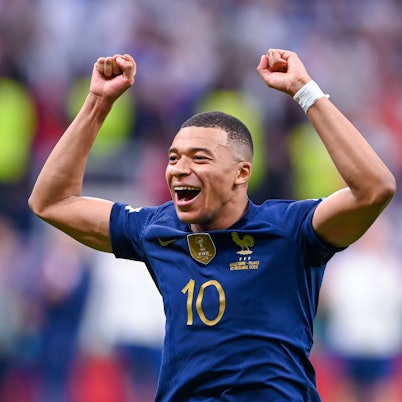 Der Franzose Kylian Mbappé freut sich nach dem Viertelfanal-Erfolg seiner französischen Elf gegen England.