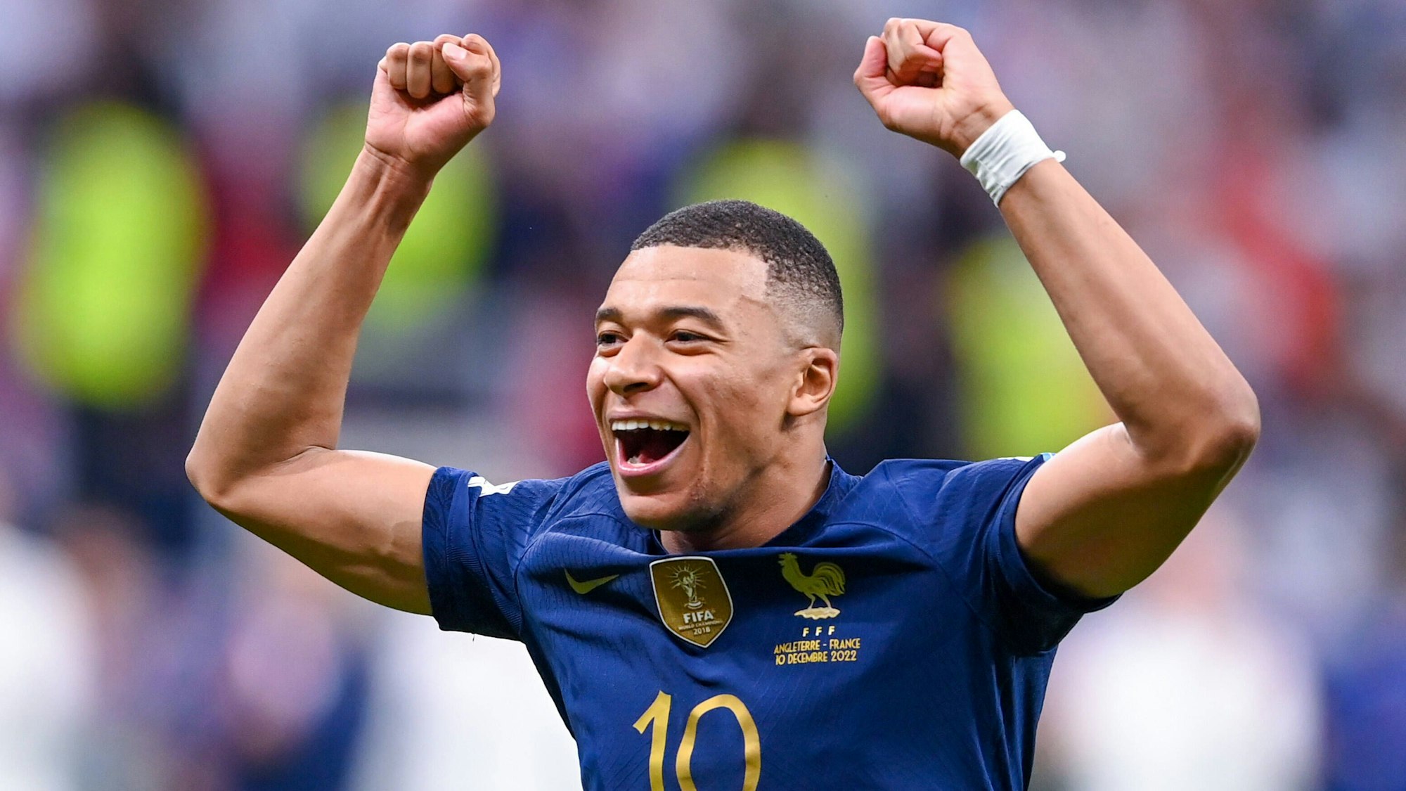 Frankreichs Top-Star Kylian Mbappé freut sich nach dem Abpfiff des Viertelfinales der Franzosen gegen England über den Halbfinal-Einzug seines Teams.