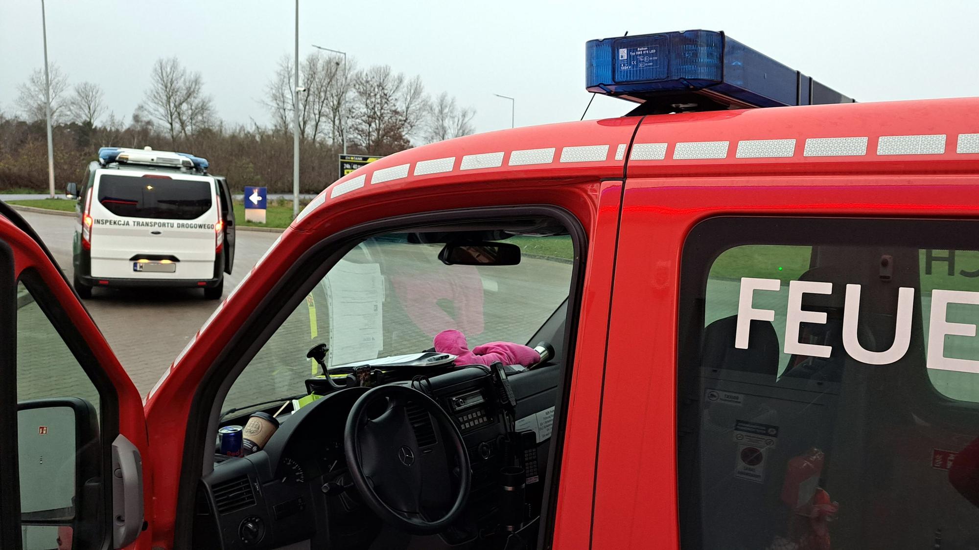 „Bitte Folgen“: Das Feuerwehrauto des Konvois wird in Polen gestoppt.