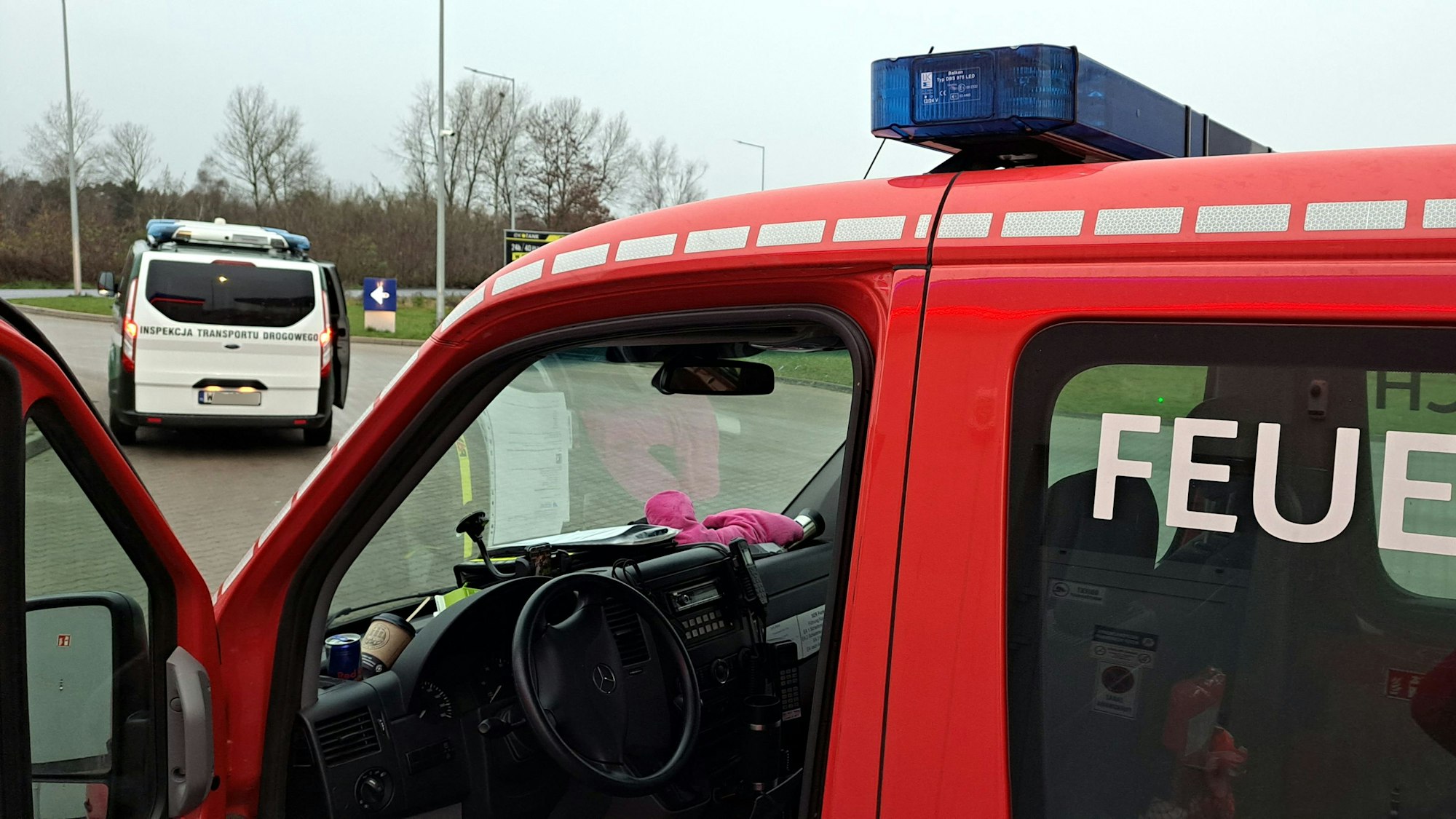 „Bitte Folgen“: Das Feuerwehrauto des Konvois wird in Polen gestoppt.