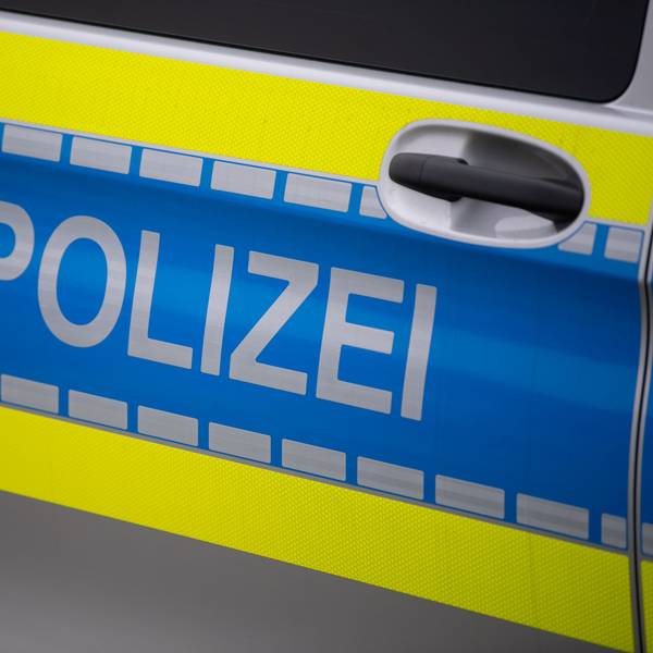 Das Foto zeigt einen Polizeiwagen.