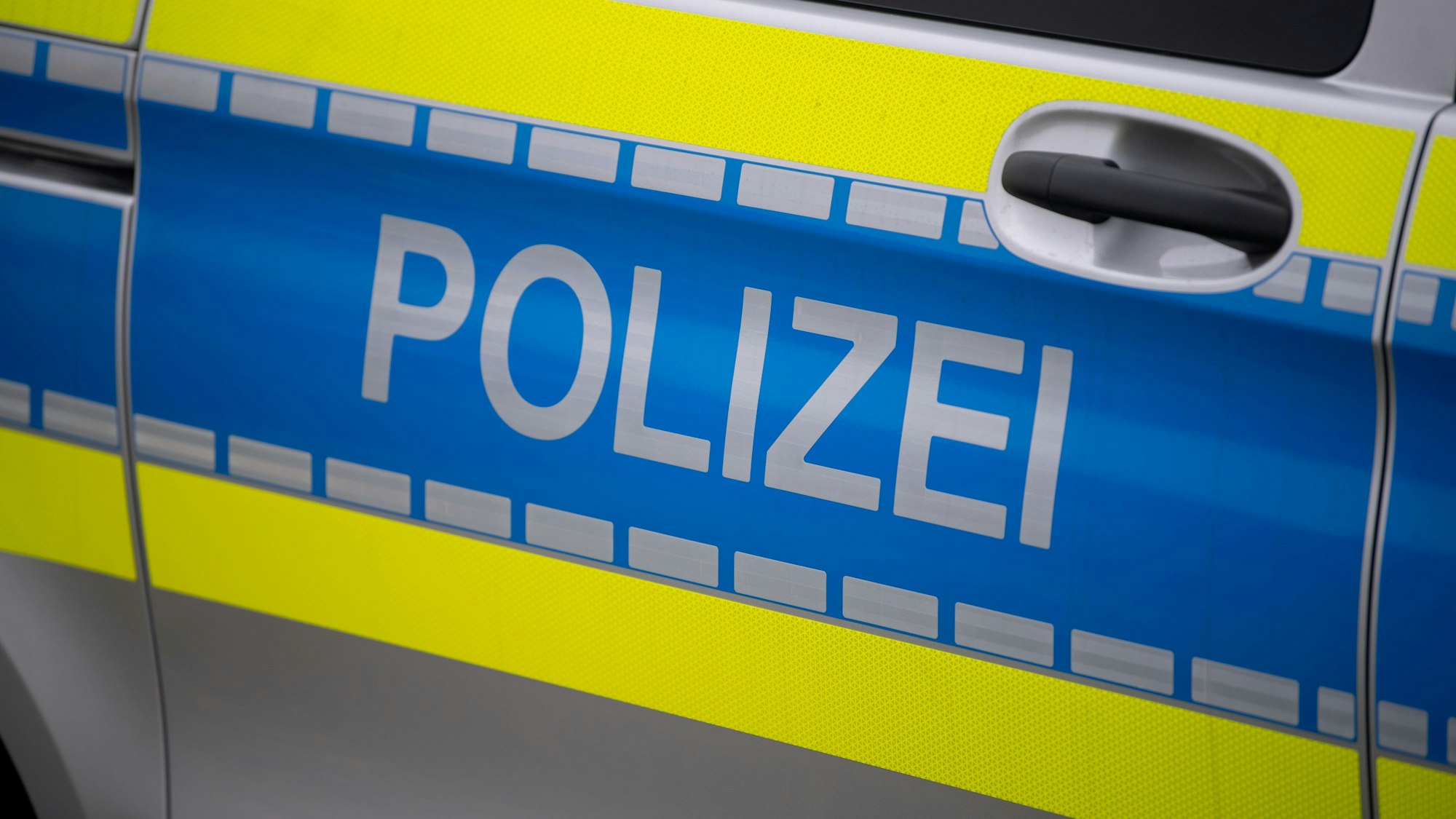 Das Bild zeigt die Tür eines Polizeiwagens.