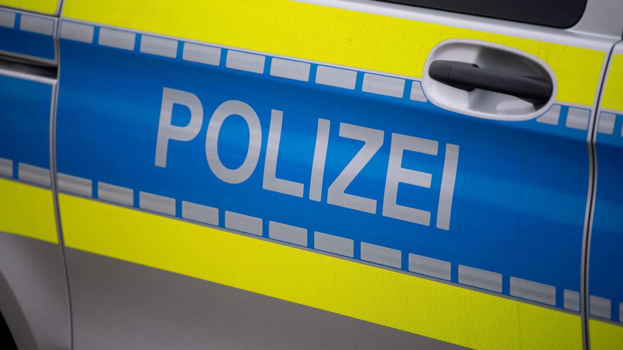Das Symbolbild zeigt die Tür eines Streifenwagens. Die Aufschrift Polizei ist zu lesen.