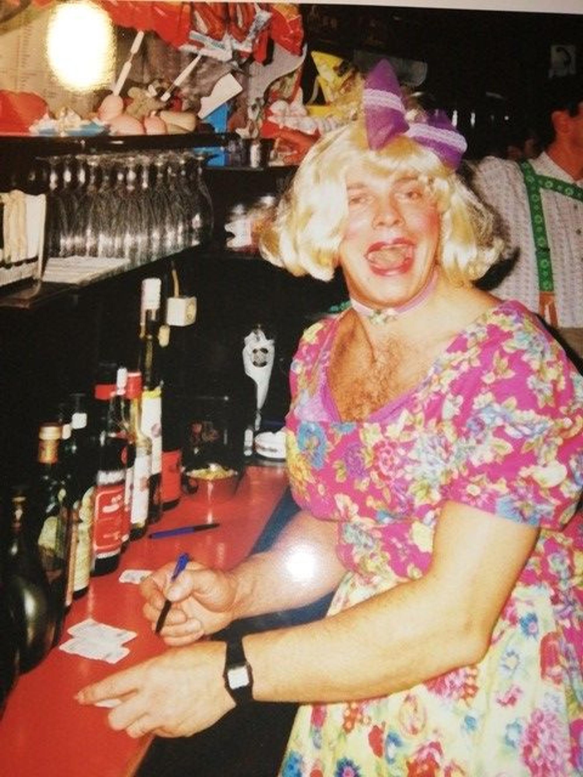 Alexander Moll als Frau verkleidet an der Theke der Filmdose.