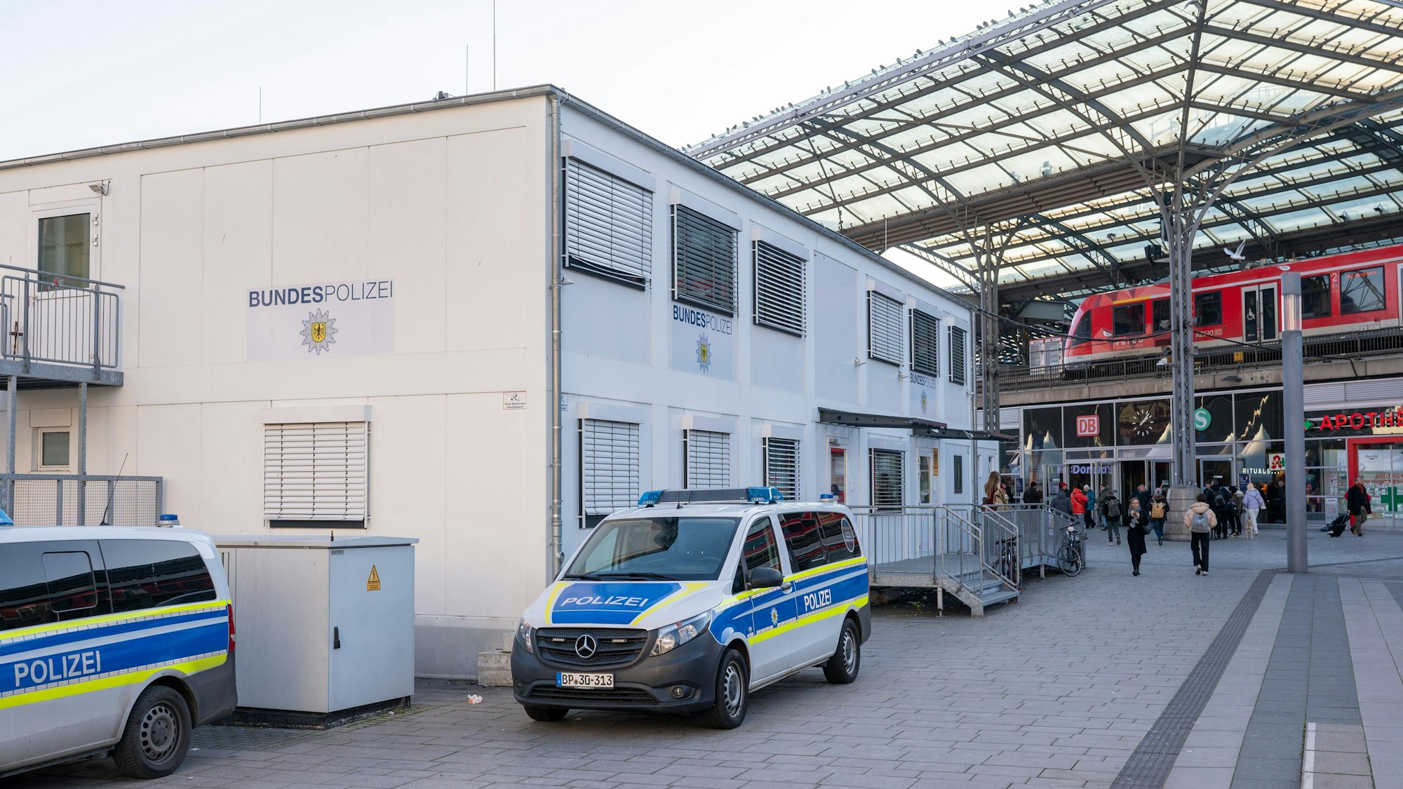 Bürocontainer der Bundespolizei auf dem Breslauer Platz am Hauptbahnhof.