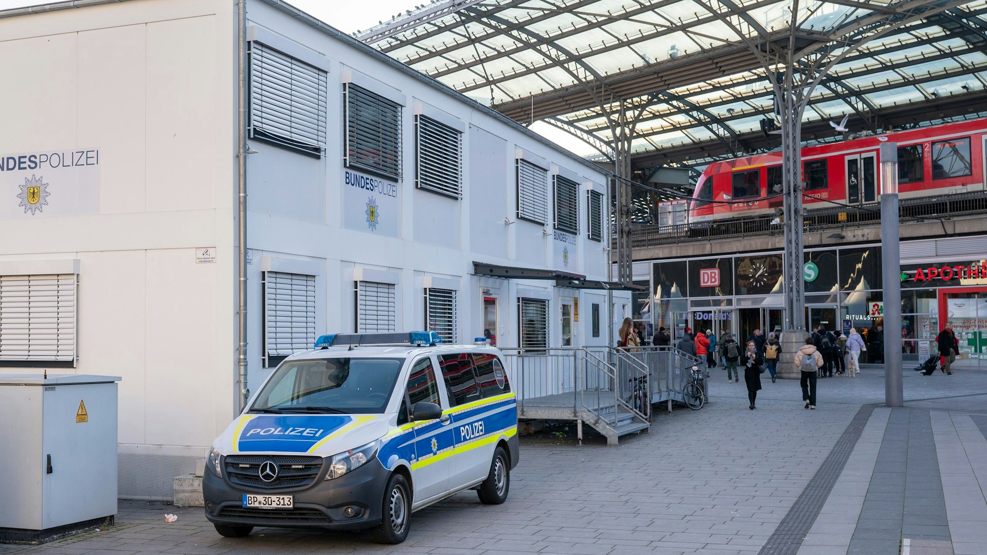 Vor der Wache der Bundespolizei auf dem Breslauer Platz ist ein Streifenwagen geparkt.
