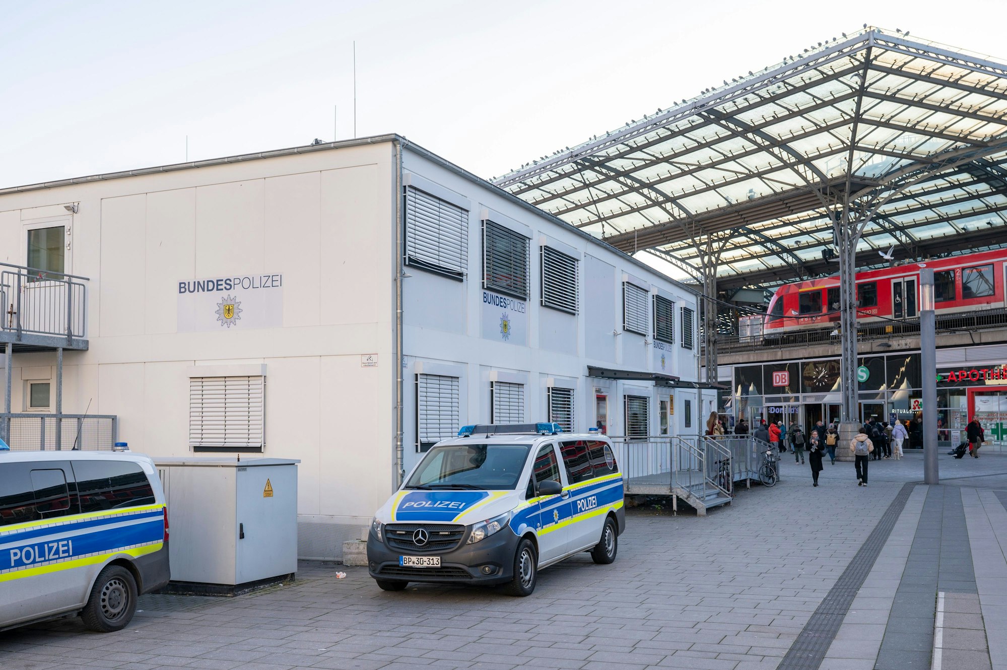 Container der Bundespolizei und Polizeifahrzeuge auf dem Breslauer Platz