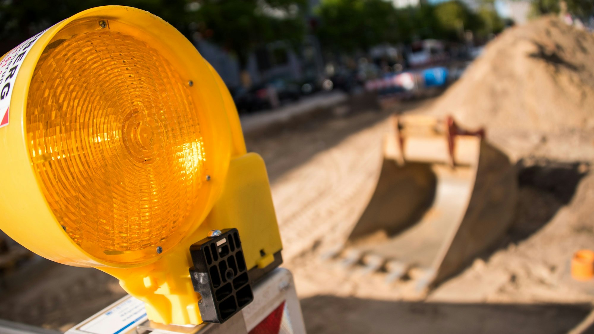 Eine Warnlampe steht an der Absperrung einer Baustelle