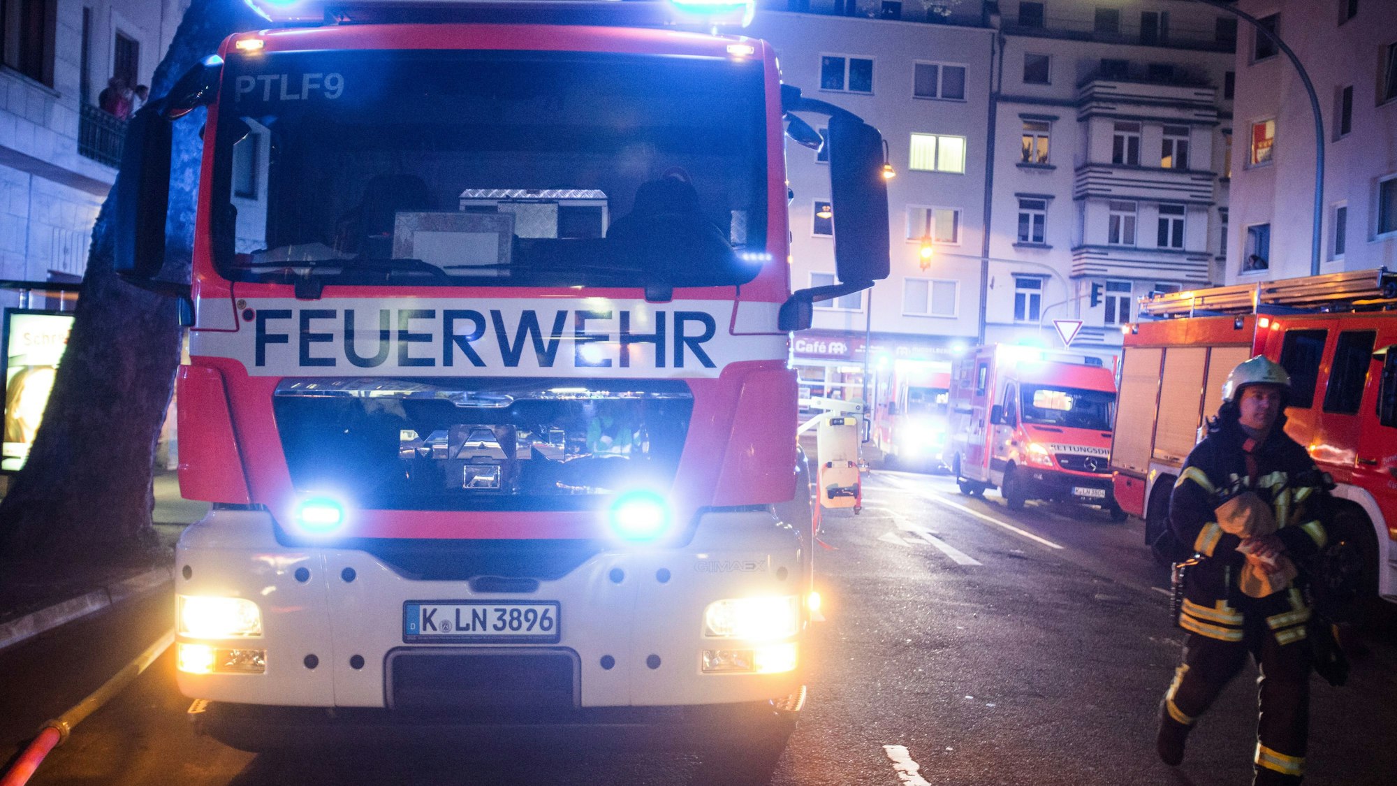 Die Feuerwehr hat in Köln-Mülheim einen Brand gelöscht. (Symbolbild)