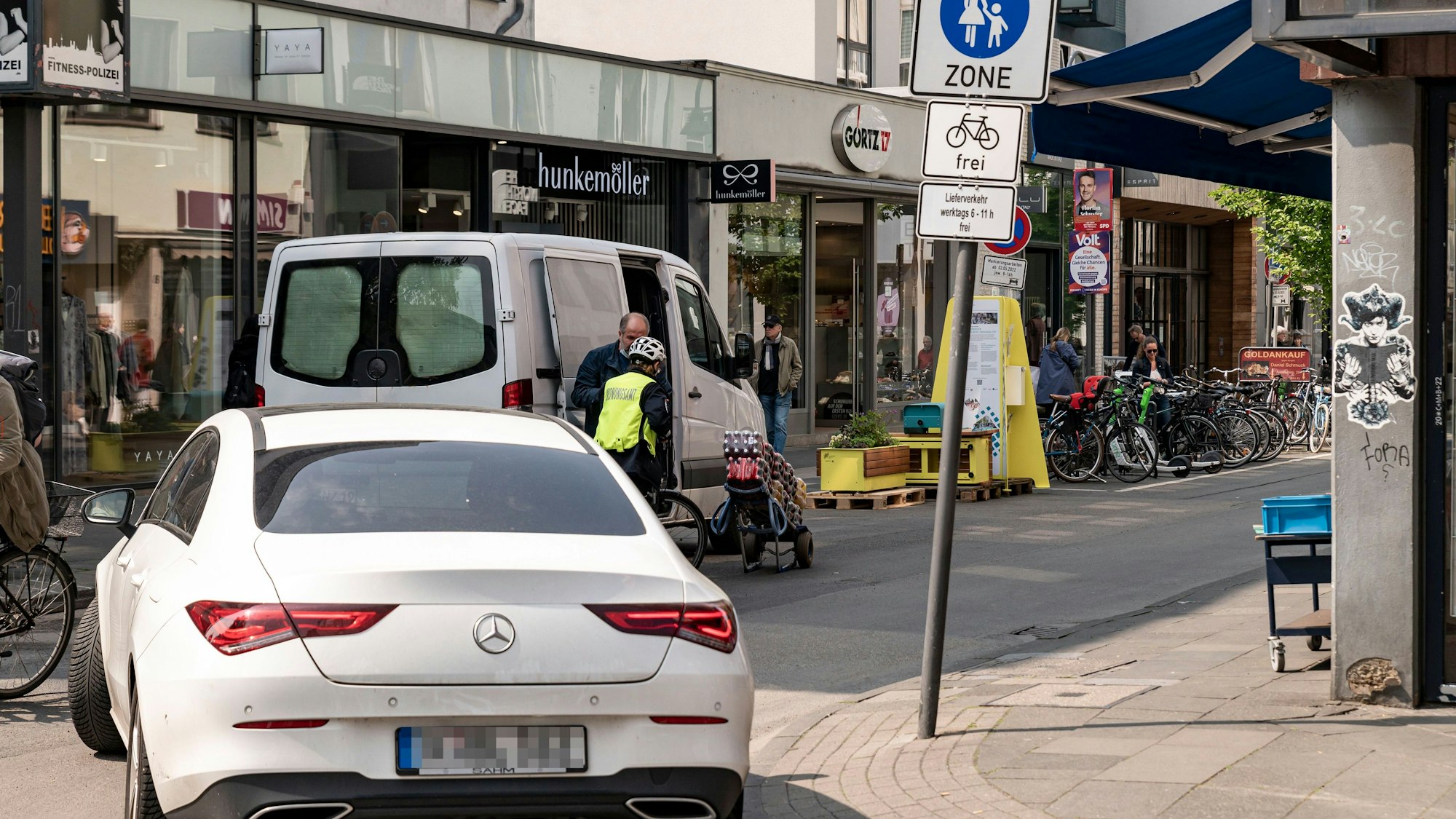Die weit über die Kölner Stadtgrenzen hinaus bekannte Shoppingmeile Ehrenstraße in der Kölner Innenstadt ist eine Fußgängerzone.
Der eine oder andere Auto- und Motorradfahrer hat es aber trotz gut sichtbarer Verkehrsschlider noch nicht gemerkt.
