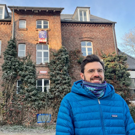 Lars Dietrich steht vor dem historischen Gebäude des Naturgut Ophoven.