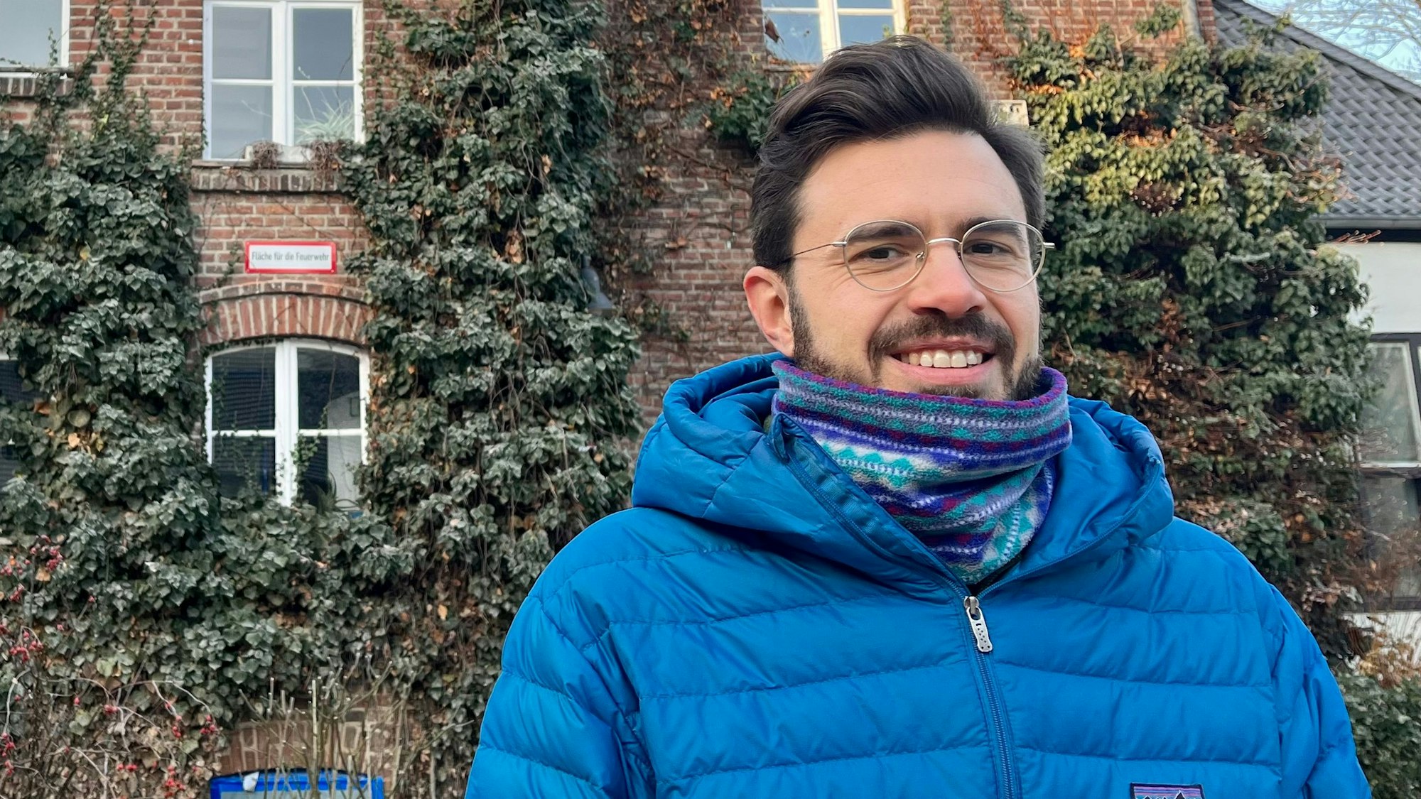 Lars Dietrich steht vor dem historischen Gebäude des Naturgut Ophoven.