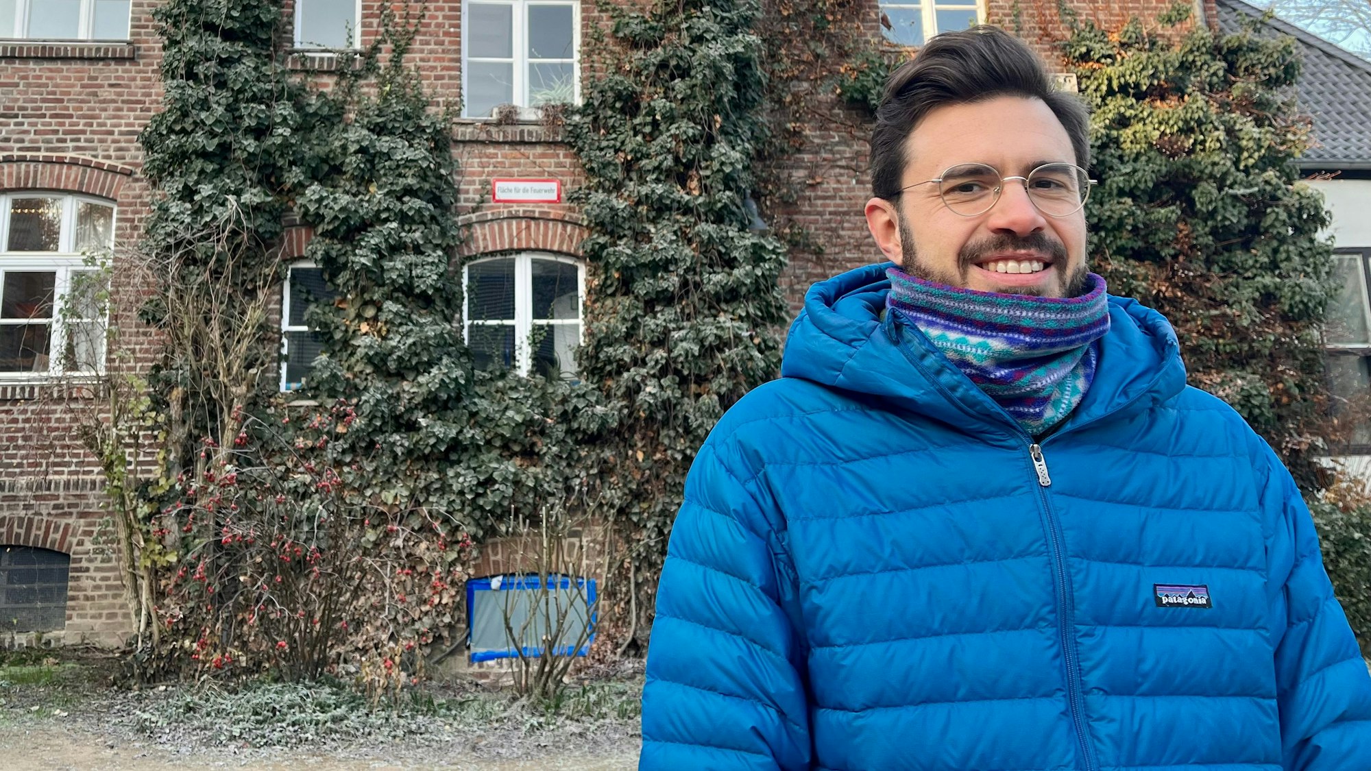 Lars Dietrich vor der Burg Ophoven.