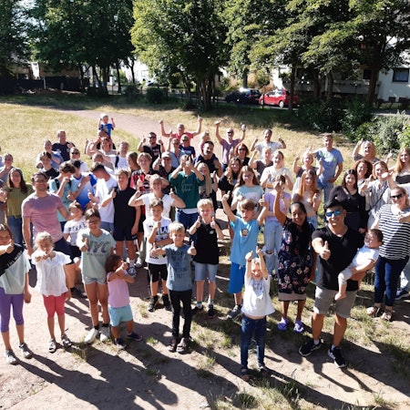Anwohner versammeln sich für ein Jugendprojekt auf dem Brückberg in Siegburg.