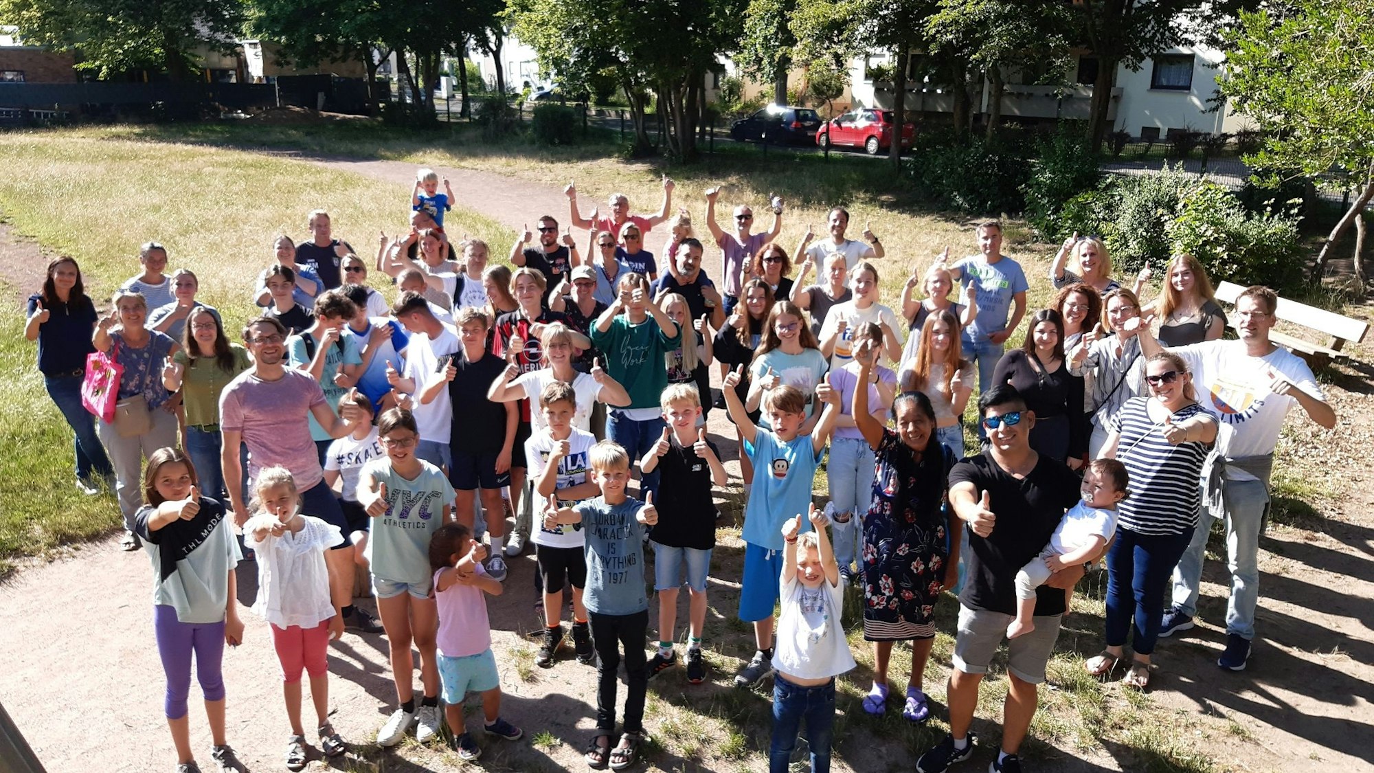Anwohner versammeln sich für ein Jugendprojekt auf dem Brückberg in Siegburg.