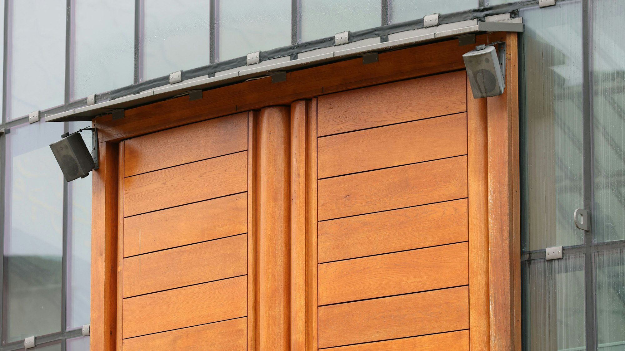 Das Bild zeigt die beiden Lautsprecher an der Eingangstür zur Moschee. Es überträgt den Muezzinruf auf den Vorplatz vor der Moschee.