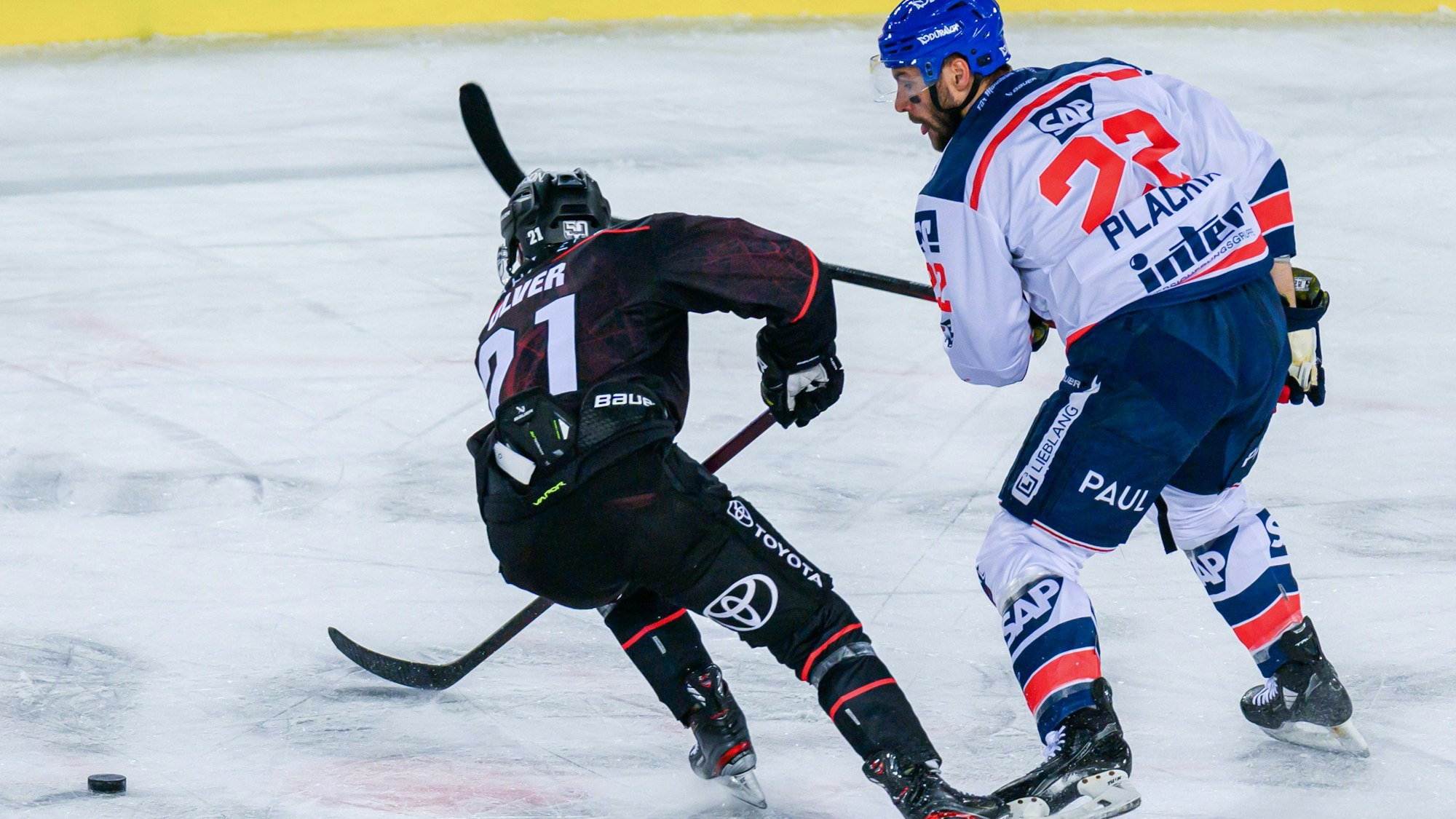 DEL Winter Game 2022 im RheinEnergieSTADION: Mark Olver von den Kölner Haien (l) kämpft gegen Mannheims Matthias Plachta um den Puck.