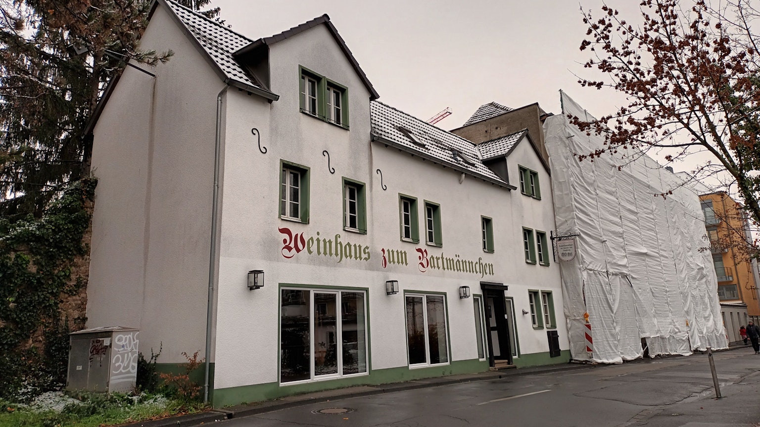 Blick auf die Fassade des „Bartmännchens“ und des verhängten ehemaligen Möbelhauses Duve