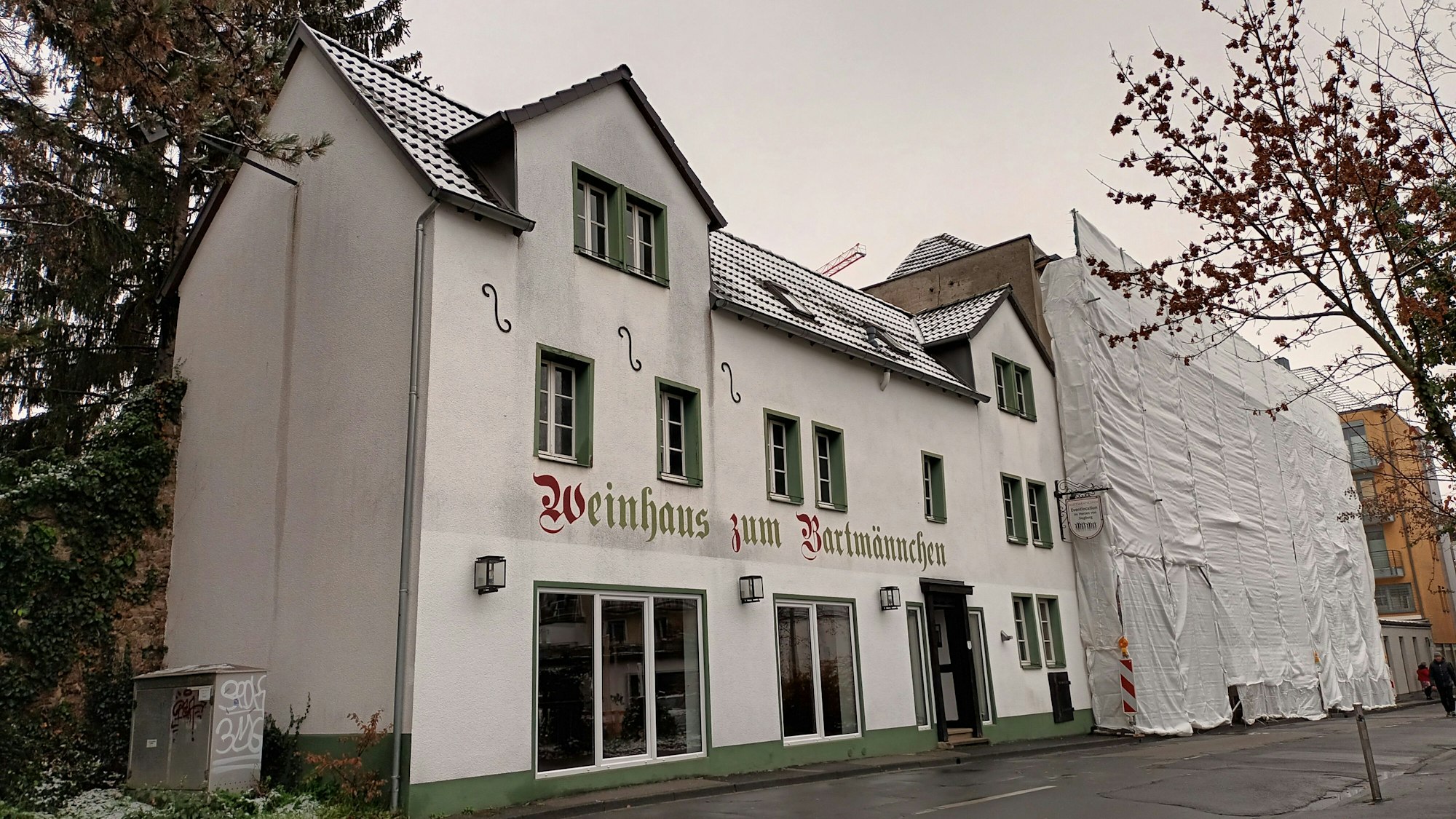 Blick auf die Fassade des „Bartmännchens“ und des verhängten ehemaligen Möbelhauses Duve