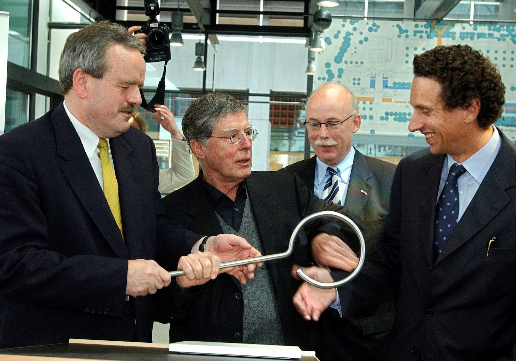 Der Intendant der Deutschen Welle, Erik Bettermann, Architekt Joachim Schürmann, der Chef der Düsseldorfer Staatskanzlei, Georg-Wilhelm Adamowitsch und Staatsminister für Kultur, Julian Nida-Rümelin (v.l.), stehen am Donnerstag (27.06.2002) bei der Schlüsselübergabe im Schürmann-Bau in Bonn.