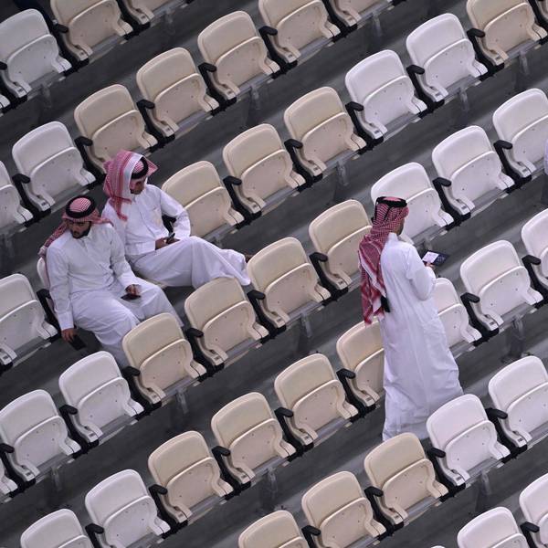 Zuschauer suchen im Lusail-Stadion von Katar ihre Plätze auf.
