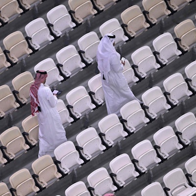 Zuschauer suchen im Lusail-Stadion von Katar ihre Plätze auf.