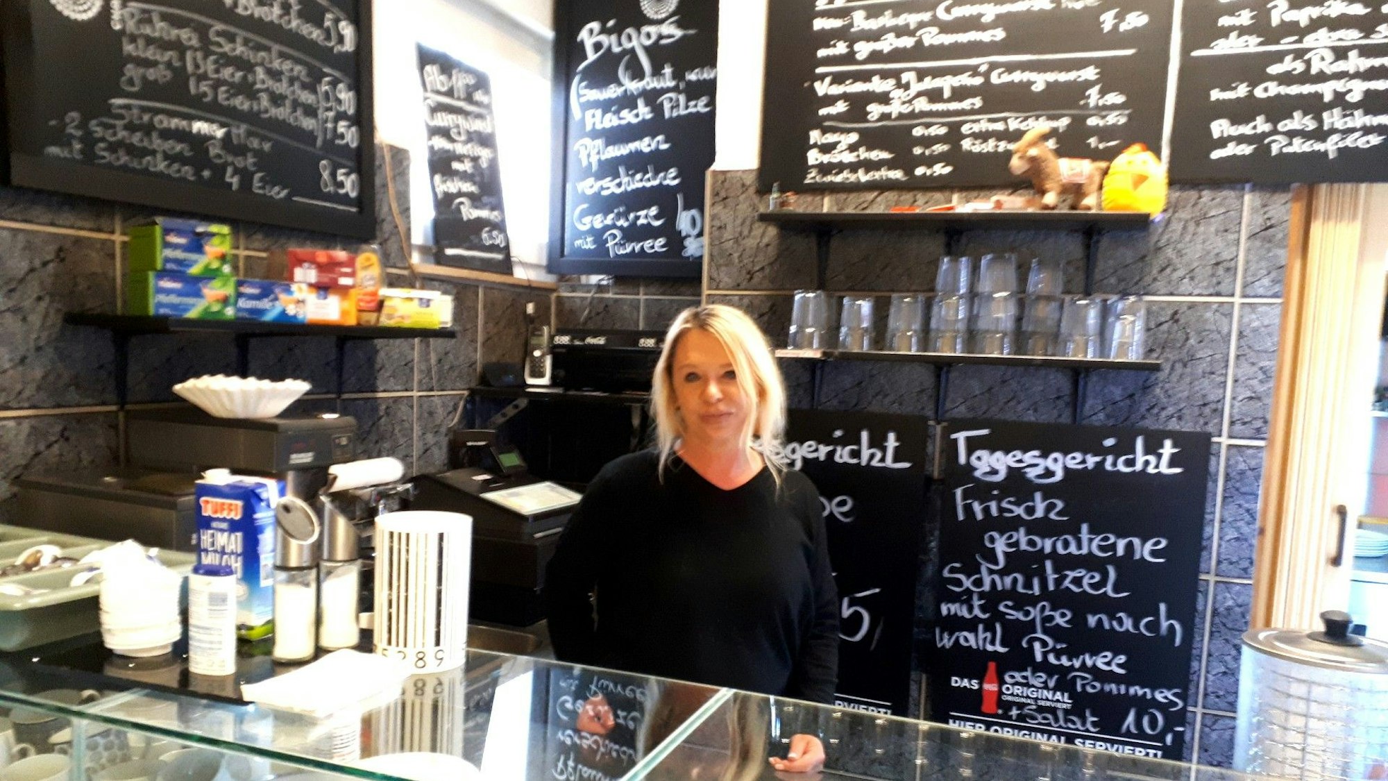 Besitzerin Jolanta Ibrom hinter der Theke des Hafenlokals „Atempause".