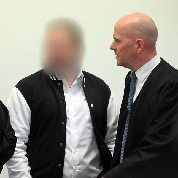 Der Angeklagte steht zwischen seinen Anwälten Mutlu Günal und Martin Bücher.