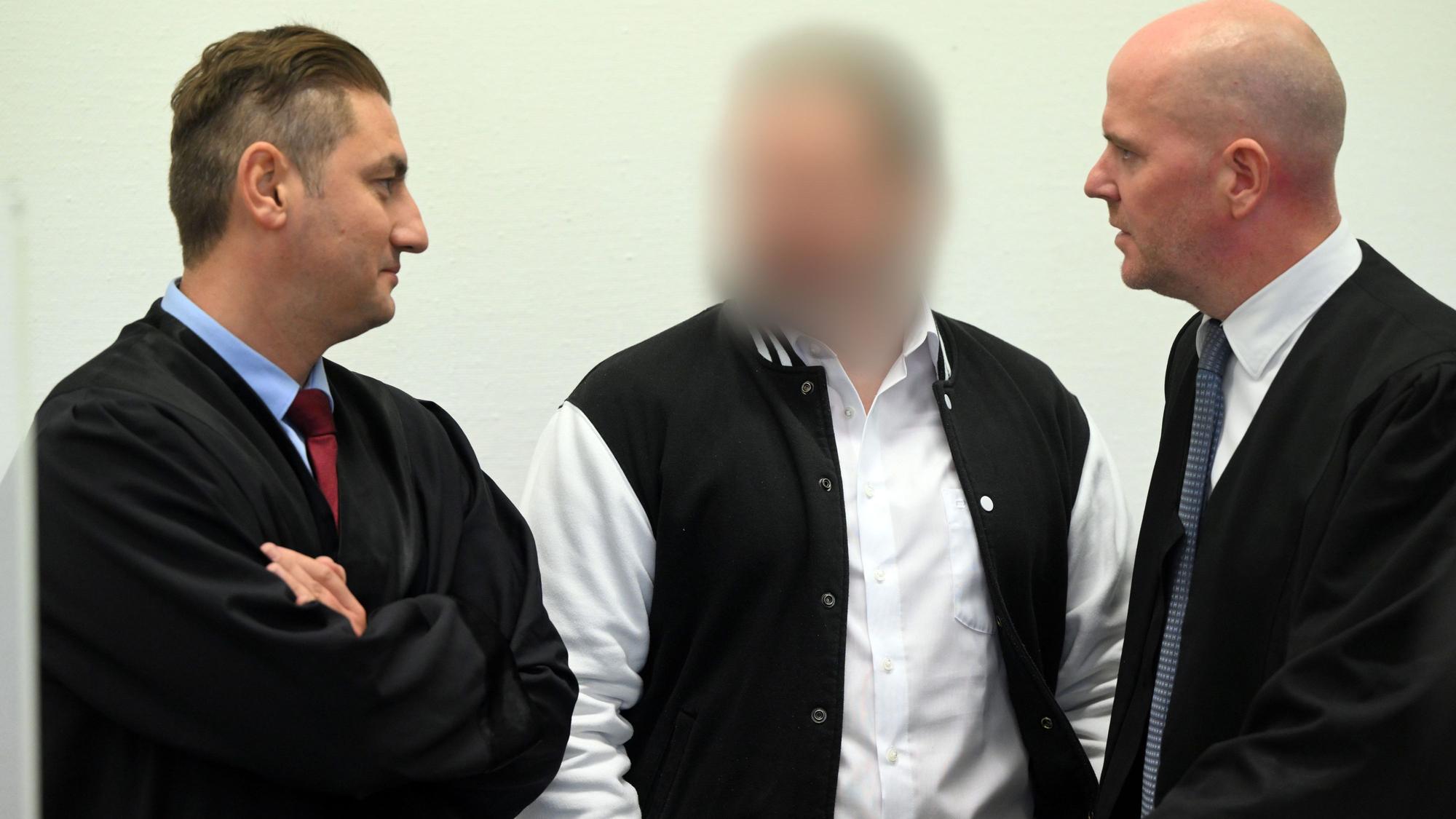 Der Angeklagte (M.) steht beim Prozessauftakt im September zwischen seinen Anwälten Mutlu Günal (l.) und Martin Bücher (r.).