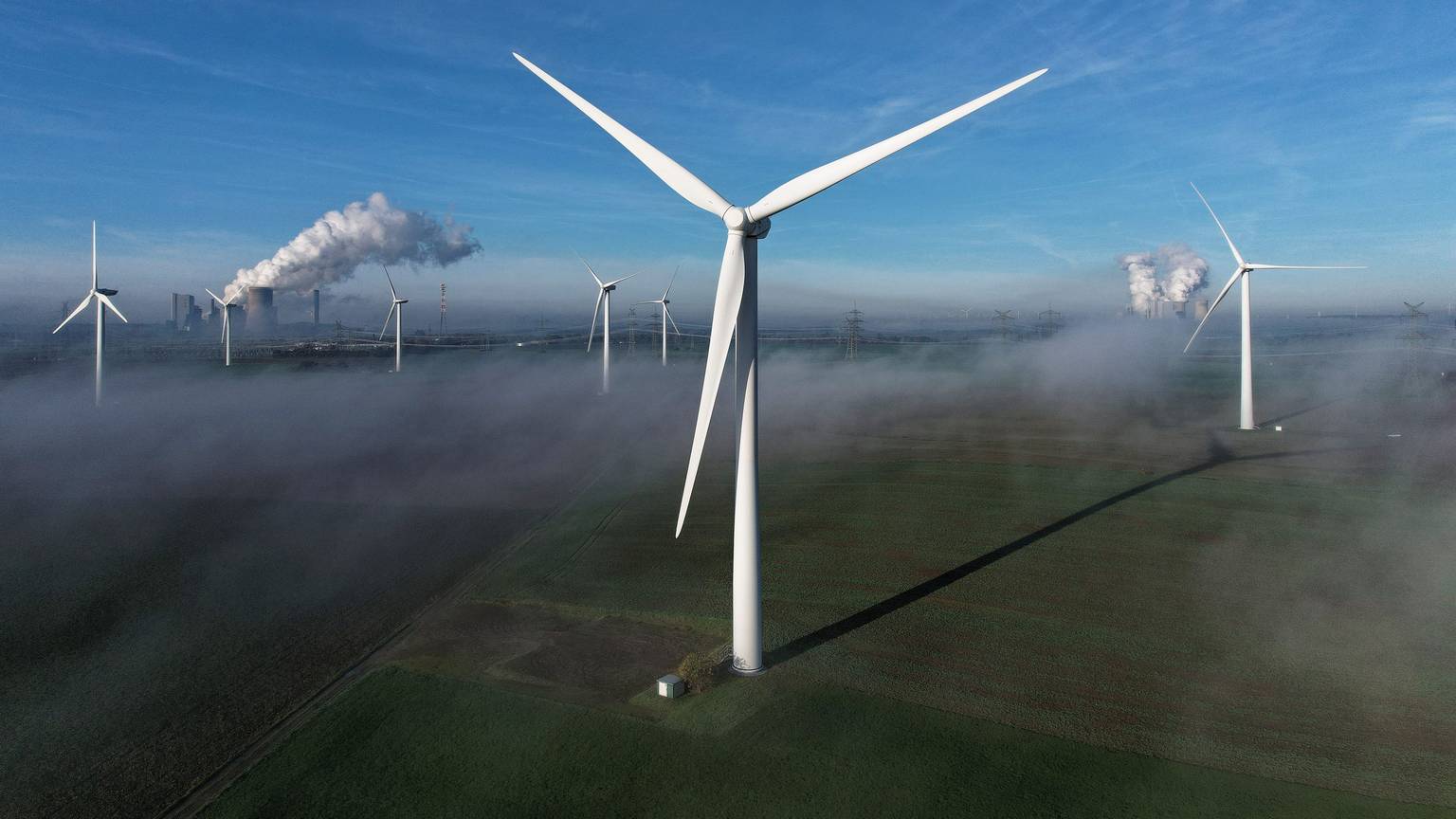 Windräder stehen auf einer Anhöhe bei Bergheim
