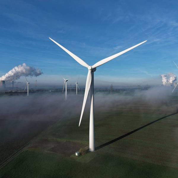 Windräder stehen auf einer Anhöhe bei Bergheim