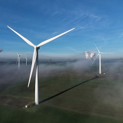 Windräder stehen auf einer Anhöhe bei Bergheim