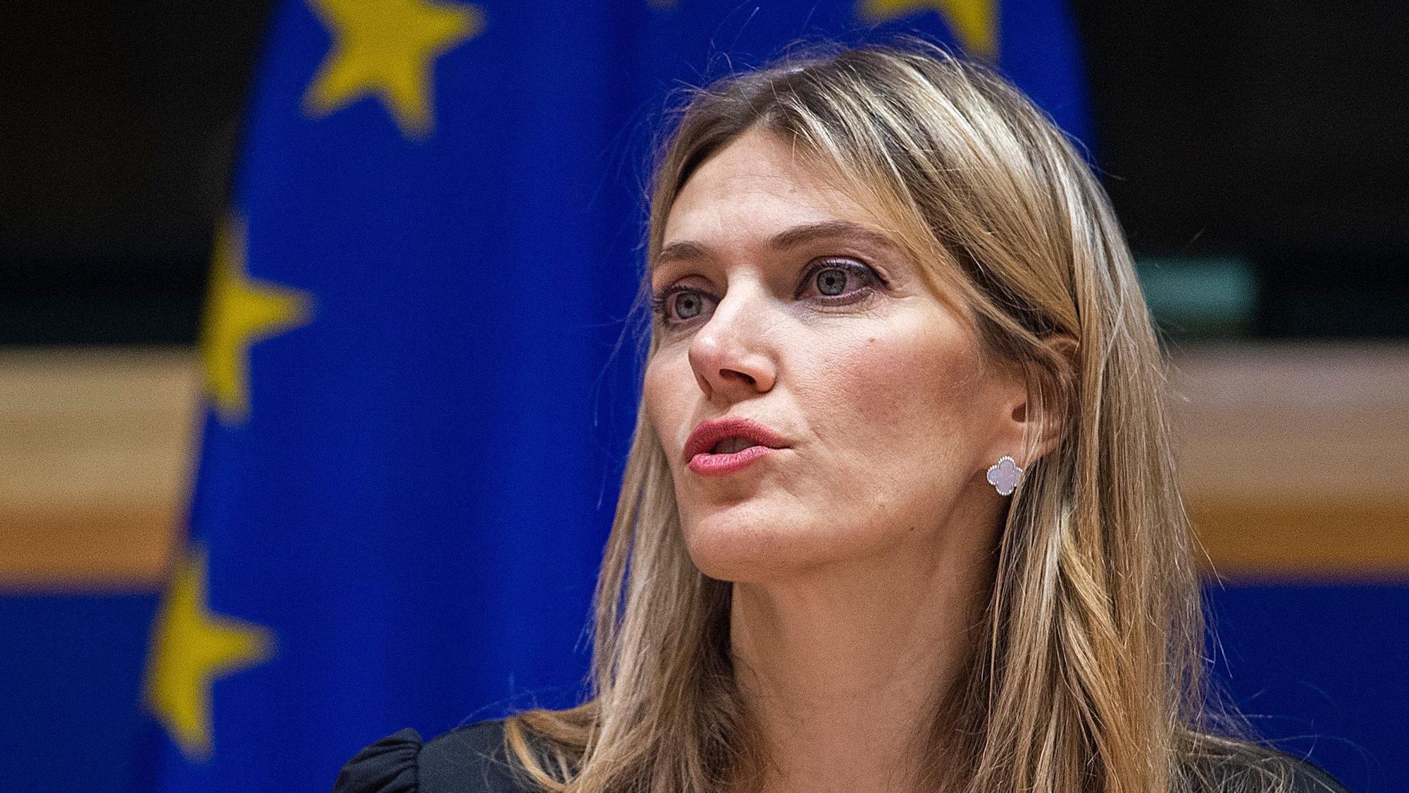 Die griechische Politikerin und Vizepräsidentin des Europäischen Parlaments Eva Kaili spricht während der Verleihung des Europäischen Buchpreises in Brüssel. Sie sieht ernst aus. Im Hintergrund ist die EU-Flagge.